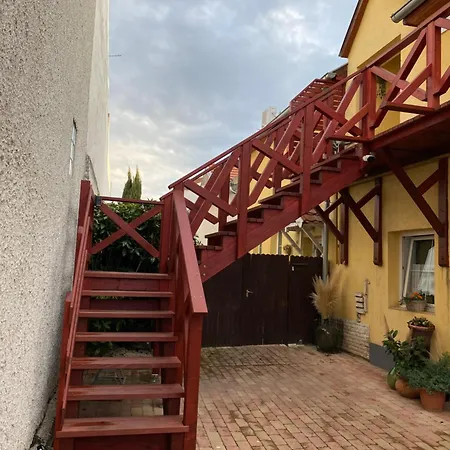 Takacs Vendeghaz Апартаменты Шопрон